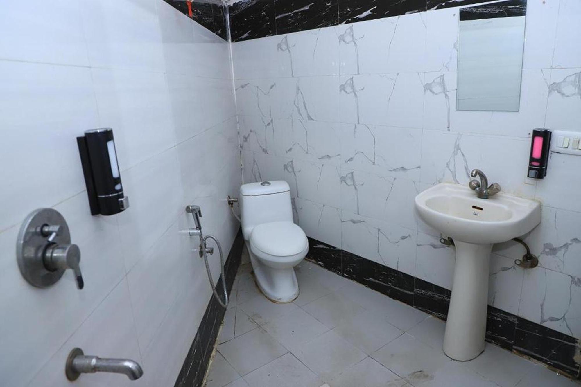 Hotel Global Inn By Quality Inn New Delhi Bagian luar foto
