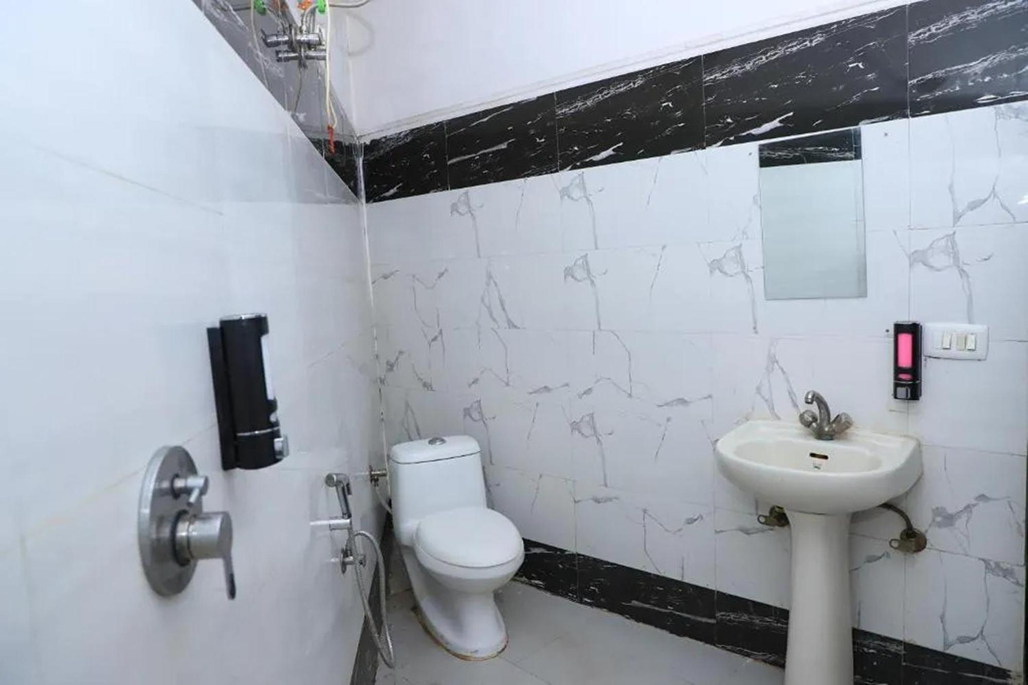 Hotel Global Inn By Quality Inn New Delhi Bagian luar foto